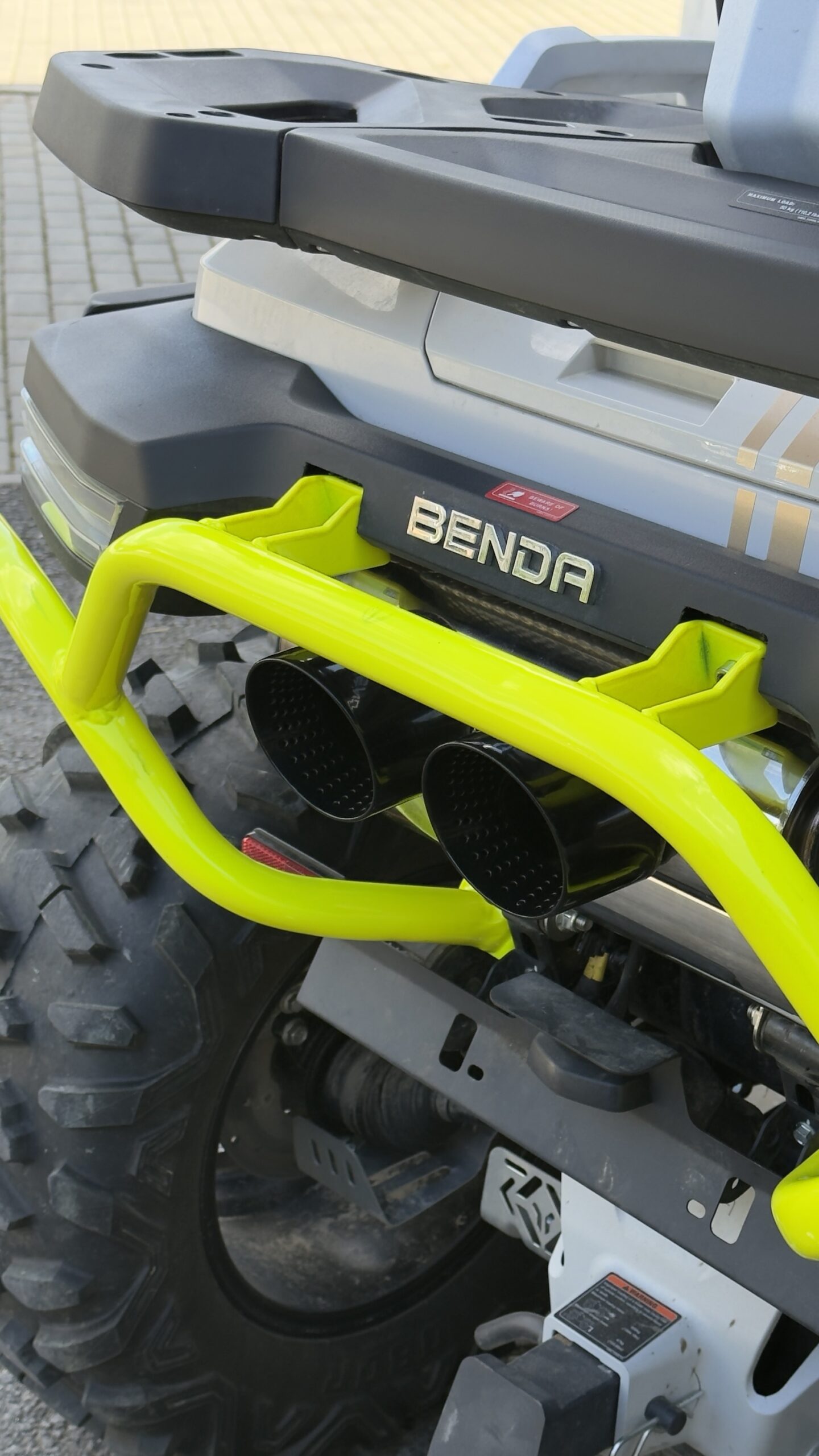 Bumper tylny Fluo V1 - do Benda Redstone 550 - obrazek 2
